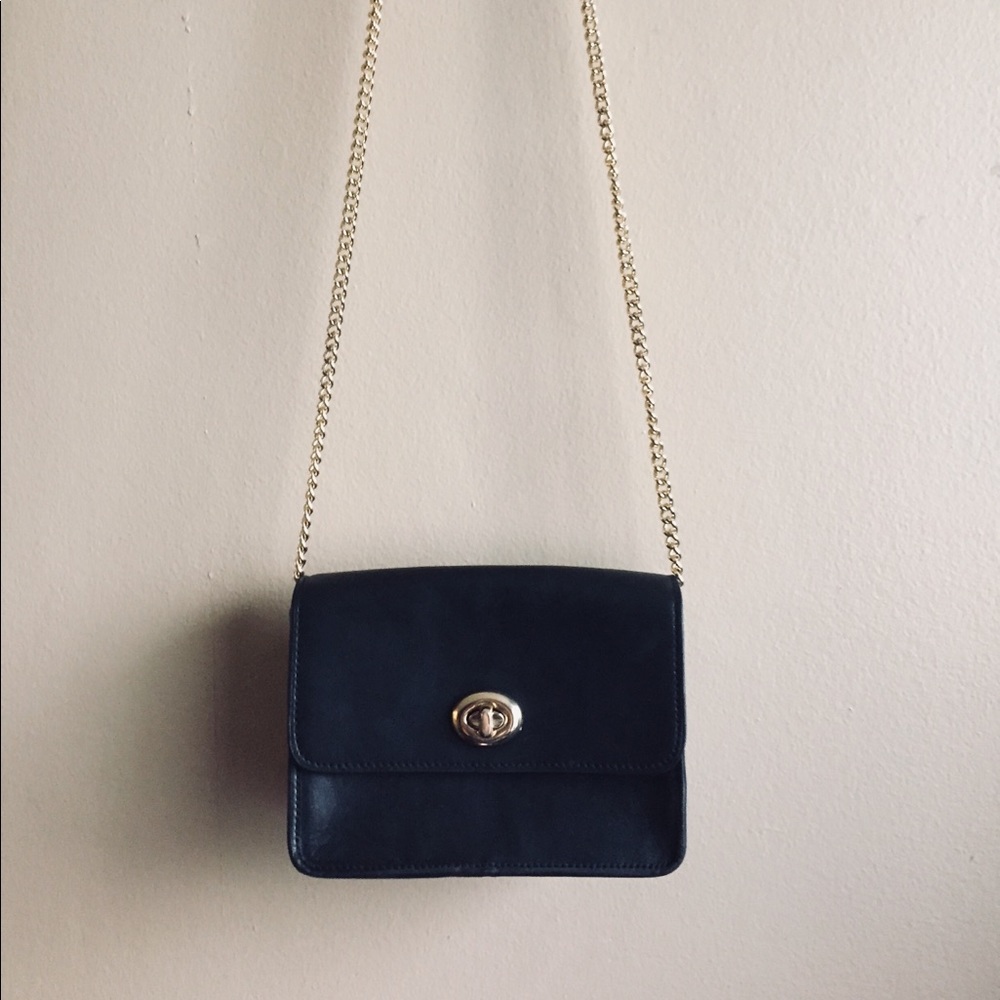 COACH crossbody black leather with turnlock/chain